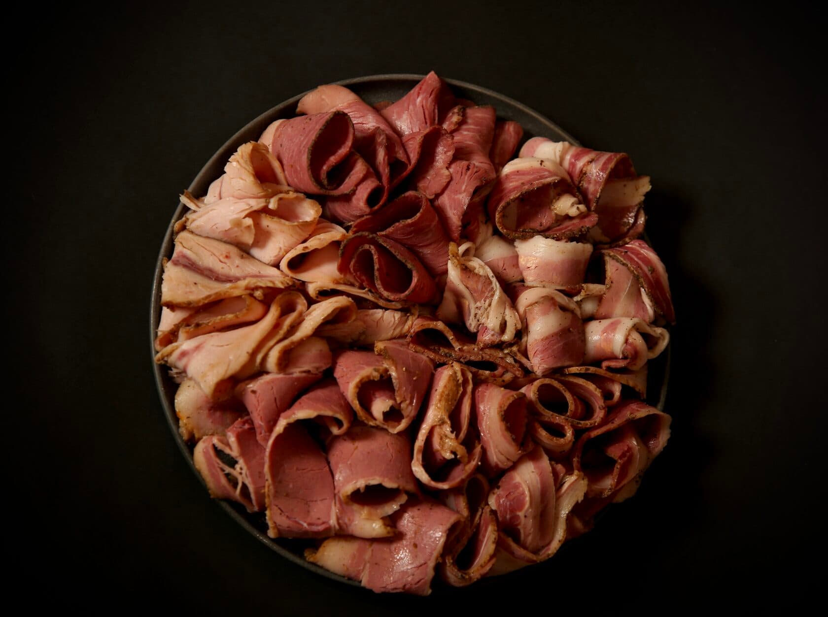 Мясные деликатесы Jaqsi Meat — пастрами и бекон из натуральных ингредиентов